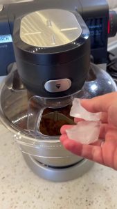 Adding ice cubes during the kneading process to keep the bulgur cool and make it soft.