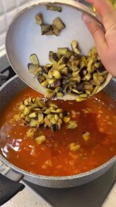Cooking the eggplant bulgur pilaf on low heat with a closed lid until water is absorbed.