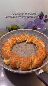 Placing the chopped simit pieces in a circular pattern in a non-stick skillet.