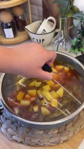 Letting the finished Turkish taze fasulye rest in the pot to absorb the olive oil flavors.
