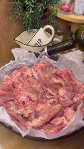 Seasoning chicken butterfly pieces with salt, oil, and lots of black pepper.