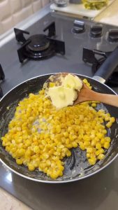 The appearance of sweet corn kernels after fully absorbing the milk in the pan.
