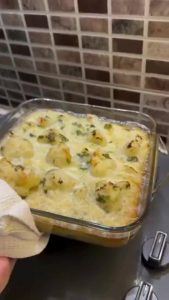 Baking cauliflower gratin in a preheated 190 degree oven.