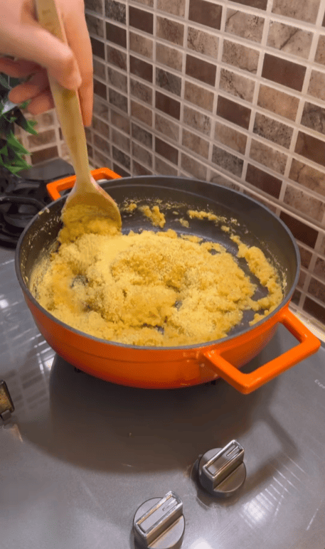 Mixing fine bulgur into cooked red lentils.