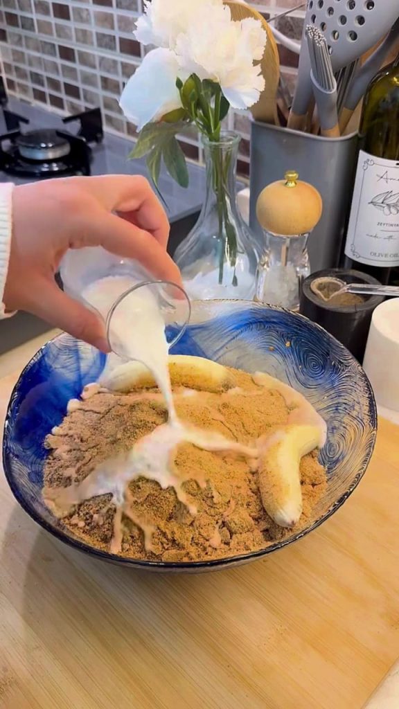 Kneading biscuit crumbs and mashed bananas into a soft dough.