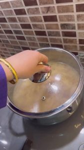 Resting cooked noodles with a paper towel under the lid.